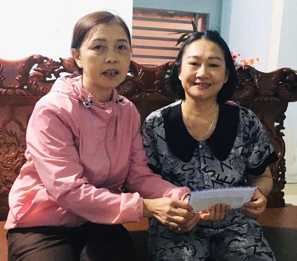 Bà Oanh đến tận nhà tặng quà cho các hội viên có hoàn cảnh khó khăn. Ảnh: Nhật Hào 2ba-oanh-den-tan-nha-tang-qua-cho-cac-hoi-vien-co-hoan-canh-kho-khan.jpg