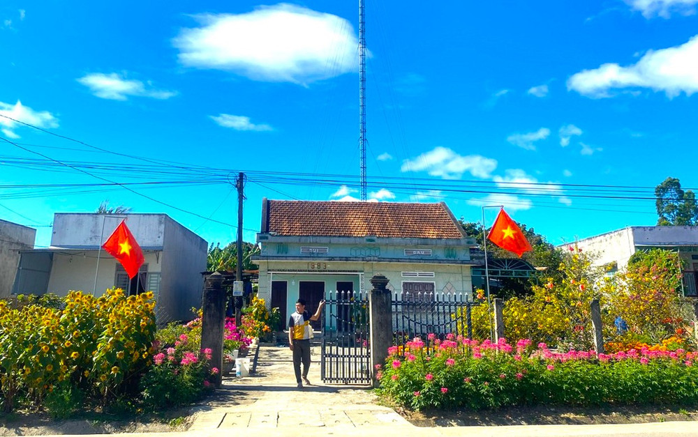 Gia đình anh Đỗ Ngọc Chiến (thôn Tú Thủy 1, xã Tú An, thị xã An Khê) cùng người dân trong làng hưởng ứng làm cán cờ cùng kích thước giúp treo cờ trang trọng hơn. Ảnh: Ngọc Minh 22nm.jpg