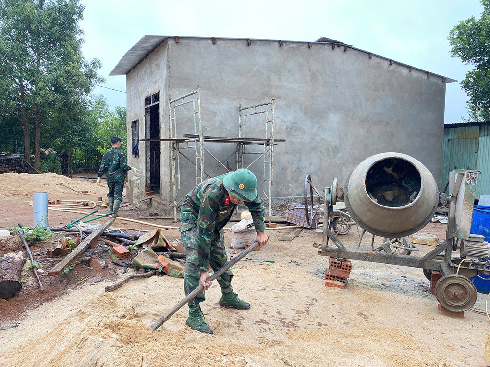Cán bộ chiến sĩ Lữ đoàn 273 xây nhà cho dân xã Kon Thụp. Ảnh T.D 3t-7273.jpg