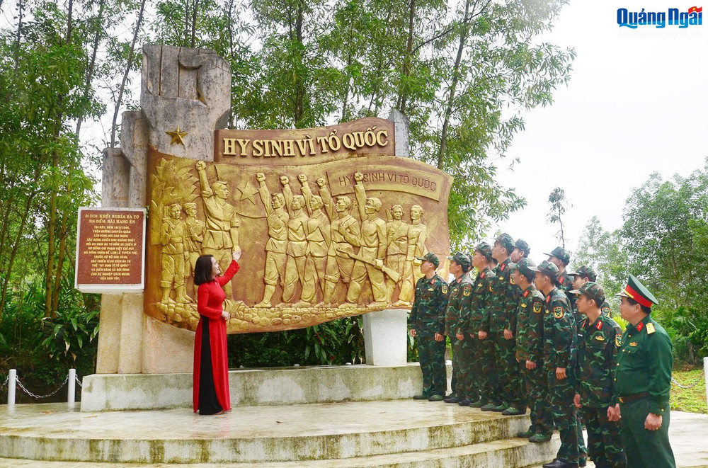 Ông Huỳnh Tứ (giữa), ở thôn Nhơn Lộc 1, xã Hành Tín Đông (Nghĩa Hành), kể về những tháng ngày tham gia đoàn công tác đi nắm tình hình, dẫn đường cho Đội Du kích Ba Tơ về đồng bằng. Ảnh: MAI LỰC 8a.jpg