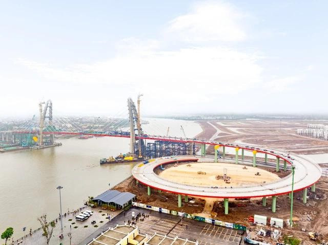 Cầu Hoàng Gia bắc qua sông Cấm được kỳ vọng tạo ra sự phát triển mới cho thành phố cảng Hải Phòng. ẢNH: N.H Cầu Hoàng Gia bắc qua sông Cấm được kỳ vọng tạo ra sự phát triển mới cho thành phố cảng Hải Phòng. ẢNH: N.H