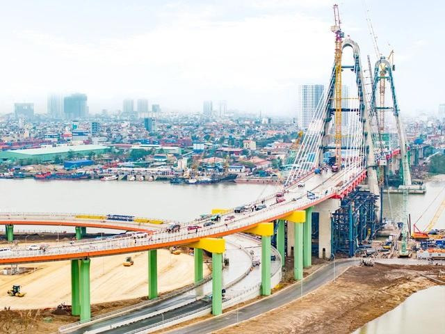 Cầu Hoàng Gia được hợp long. ẢNH: N.H Cầu Hoàng Gia được hợp long. ẢNH: N.H