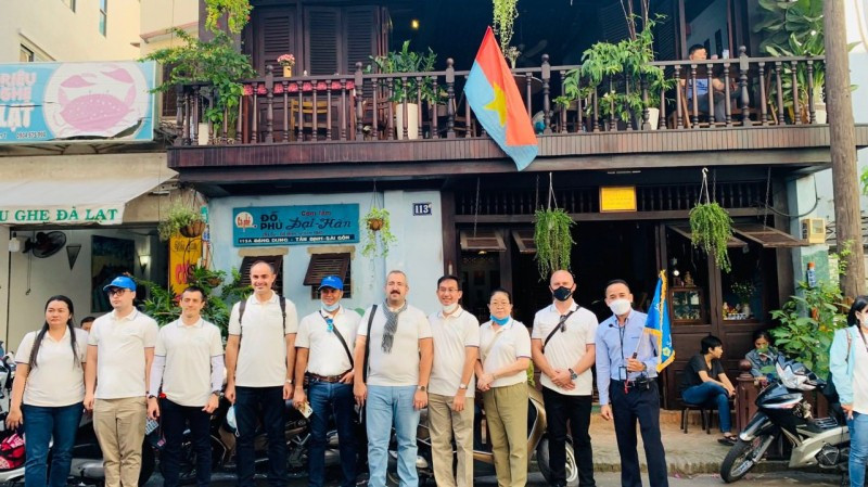 Một đoàn khách nước ngoài đến tham quan, tìm hiểu Di tích 113A Đặng Dung. dau-chan-biet-dong-dd.jpg