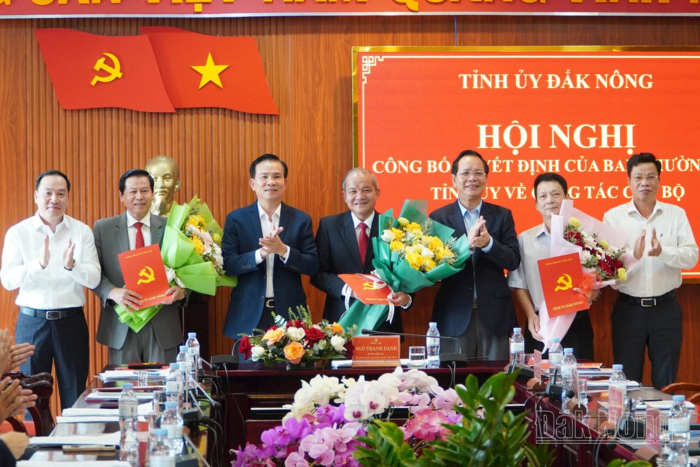 Các đồng chí Thường trực Tỉnh ủy trao quyết định nghỉ hưu cho các đồng chí thuộc diện Ban Thường vụ Tỉnh ủy Đắk Nông quản lý 4daknongg.jpg