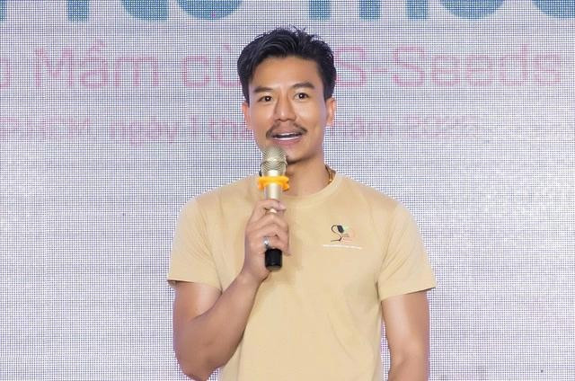 Hiếu Nguyễn trong ngày lên chức giám đốc điều hành Hiếu Nguyễn trong ngày lên chức giám đốc điều hành