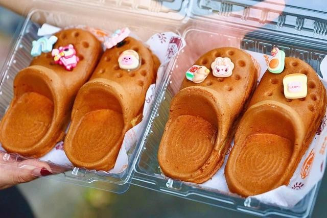 Món bánh có hình dạng chiếc dép đang "gây sốt". ẢNH: THẢO PHƯƠNG Món bánh có hình dạng chiếc dép đang "gây sốt". ẢNH: THẢO PHƯƠNG