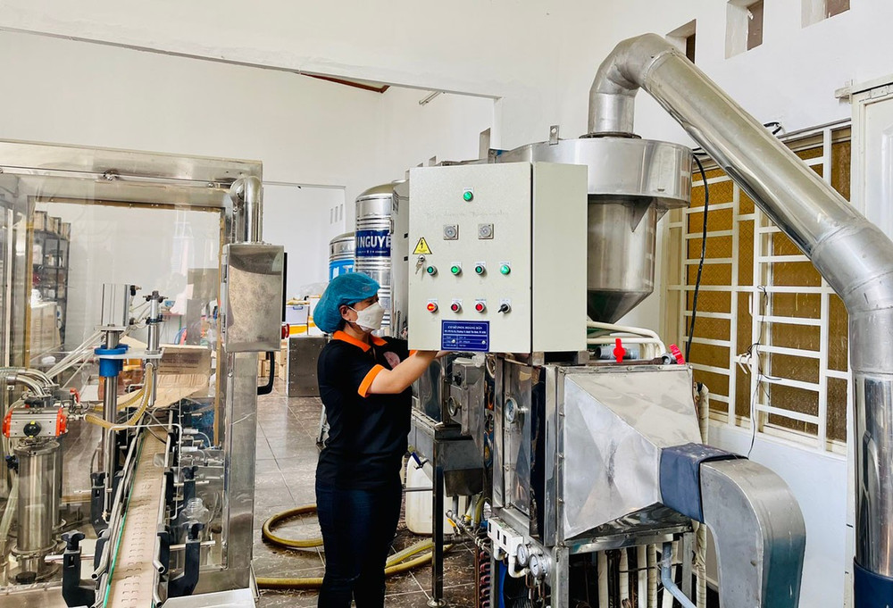 Việc đầu tư máy móc hiện đại góp phần nâng cao chất lượng cho sản phẩm mật ong của Hợp tác xã Mật ong Phương Di Bee. Ảnh: V.T 4vuthao-d.jpg