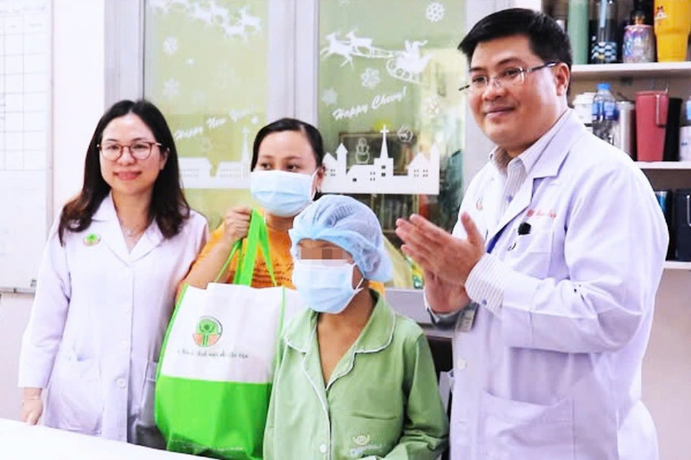 Bé trai 13 tuổi ghép tạng được xuất viện trở về nhà đúng vào dịp nghỉ Tết trong niềm hân hoan của y bác sĩ và gia đình. Ảnh: BVCC Bé trai 13 tuổi ghép tạng được xuất viện trở về nhà đúng vào dịp nghỉ Tết trong niềm hân hoan của y bác sĩ và gia đình. Ảnh: BVCC