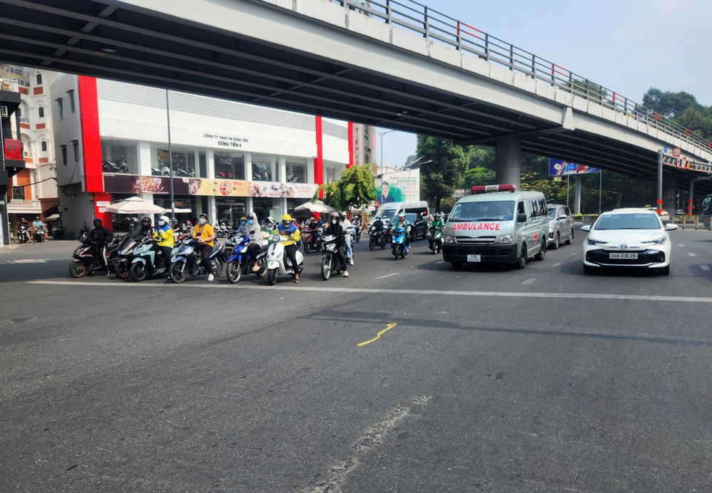 Người dân nghiêm túc dừng đèn đỏ tại các giao lộ khi tham gia gia giao thông. 1ps.jpg
