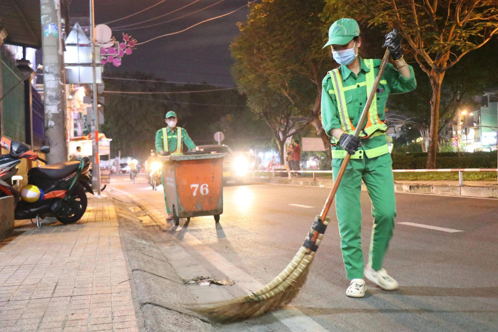 Công nhân vệ sinh môi trường bắt đầu ca làm việc từ 20 giờ 30. ẢNH: THÚY LIỄU 2vieclamxanh.jpg