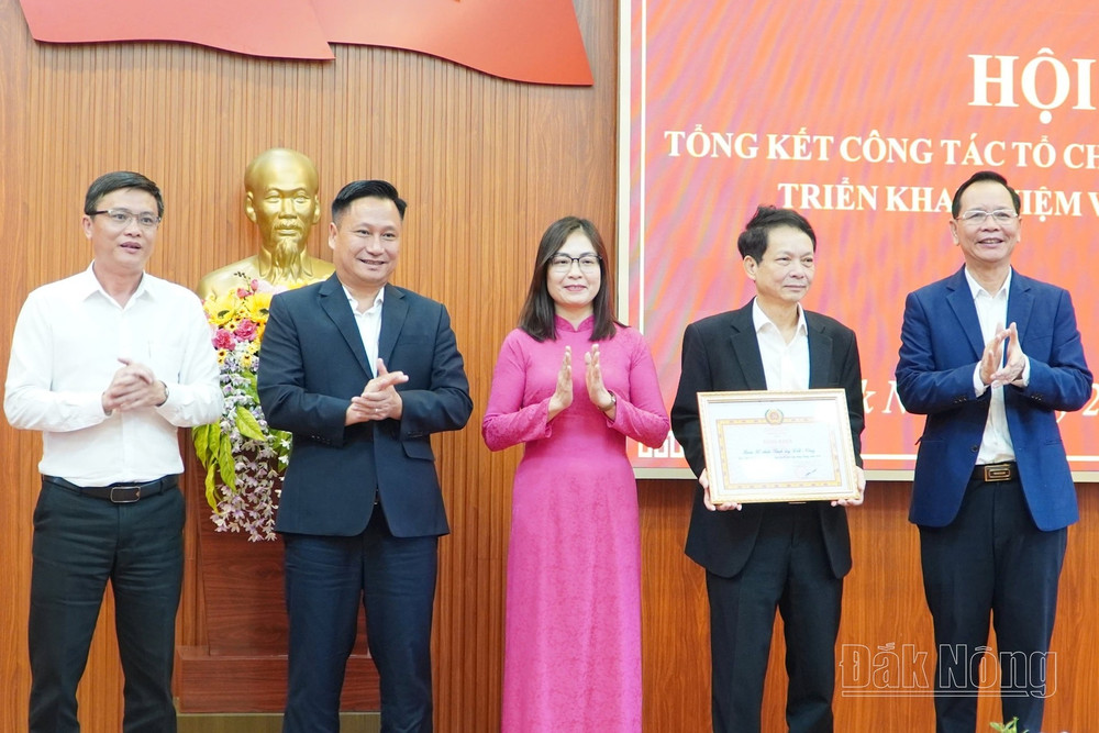 Thời gian qua, ông Nguyễn Đức Nguyên (thứ 2 bên phải qua) đã hoàn thành tốt mọi nhiệm vụ tổ chức phân công 3daknong.jpg