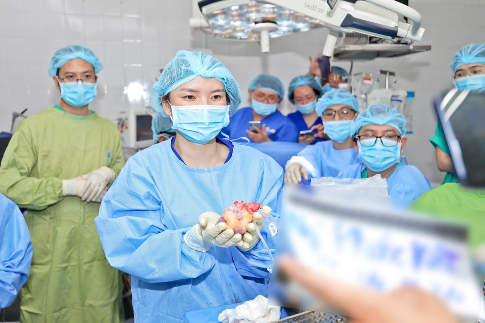 Trái tim được vận chuyển từ TP Hồ Chí Minh ra Hà Nội TP để ghép cho bệnh nhân. Ảnh: BVCC Trái tim được vận chuyển từ TP Hồ Chí Minh ra Hà Nội TP để ghép cho bệnh nhân. Ảnh: BVCC