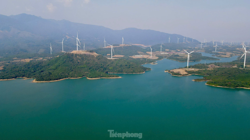 Cánh đồng điện gió đi vào hoạt động từ cuối năm 2021 với tổng công suất hơn 670 MW cũng tạo nên khung cảnh hùng vỹ ở hồ Rào Quán, trở thành điểm săn mây, chụp ảnh lý thú của nhiều bạn trẻ. Cánh đồng điện gió đi vào hoạt động từ cuối năm 2021 với tổng công suất hơn 670 MW cũng tạo nên khung cảnh hùng vỹ ở hồ Rào Quán, trở thành điểm săn mây, chụp ảnh lý thú của nhiều bạn trẻ.