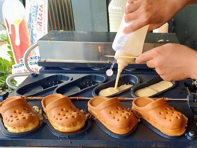 Những chiếc bánh hình chiếc dép vô cùng ngộ nghĩnh. . ẢNH: THẢO PHƯƠNG Những chiếc bánh hình chiếc dép vô cùng ngộ nghĩnh. . ẢNH: THẢO PHƯƠNG