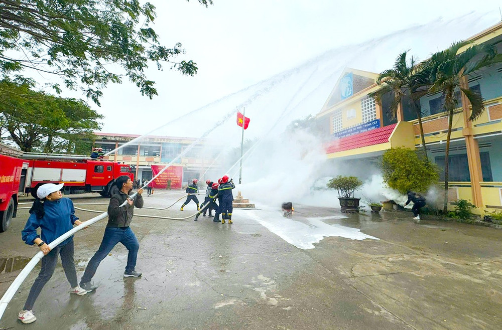 Giáo viên Trường Tiểu học và THCS Phan Bội Châu (xã Phú An) tham gia thực tập phương án chữa cháy. Ảnh: N.M ngocminh-dd.jpg