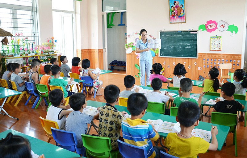Phấn đấu hoàn thành phổ cập giáo dục mầm non cho trẻ mẫu giáo. yeu-cau-phat-trien-giao-duc-mam-non-trong-tinh-hinh-moi-1691118359250369055779-1.jpg