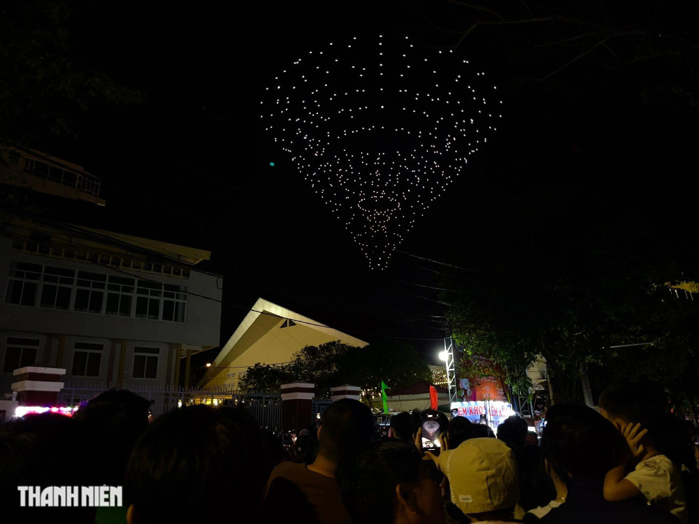 Hàng ngàn người dân được chiêm ngưỡng màn trình diễn drone đẹp mắt cùng với tiếng nhạc hội sôi động ở Quảng trường 10.3 (TP.Buôn Ma Thuột). ẢNH: HỮU TÚ Hàng ngàn người dân được chiêm ngưỡng màn trình diễn drone đẹp mắt cùng với tiếng nhạc hội sôi động ở Quảng trường 10.3 (TP.Buôn Ma Thuột). ẢNH: HỮU TÚ
