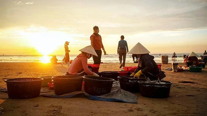 Phụ nữ Cảnh Dương đến chợ cá rất sớm để chọn được những mớ cá, mực tươi ngon. 2cocha.jpg