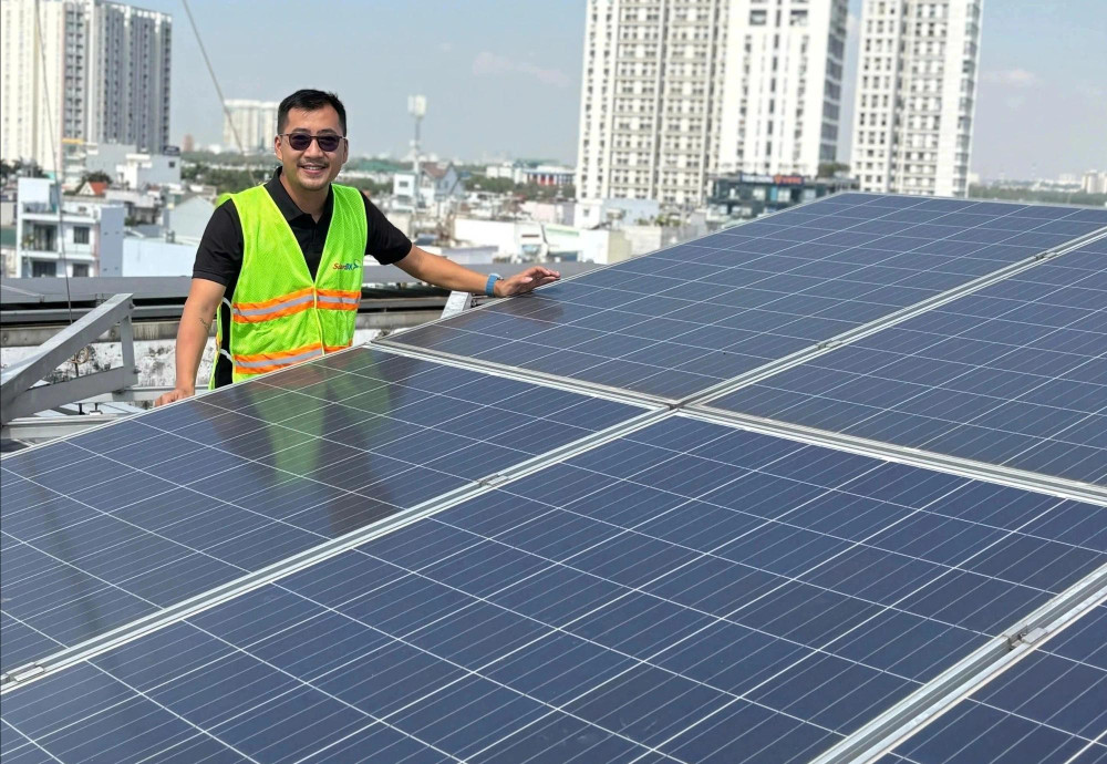 Anh Nguyễn Duy Thịnh tại một dự án năng lượng mặt trời của SolarBK. ẢNH: NVCC Anh Nguyễn Duy Thịnh tại một dự án năng lượng mặt trời của SolarBK. ẢNH: NVCC