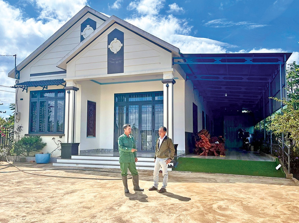 Ông Nguyễn Văn Kiên (bìa trái, tổ 5, phường Yên Thế) là thế hệ thứ 2 của hộ di dân đến điểm kinh tế mới 17-3 thành đạt với cơ ngơi trị giá hơn chục tỷ đồng. Ảnh: M.P nhung-ty-phu-f2-dd.jpg