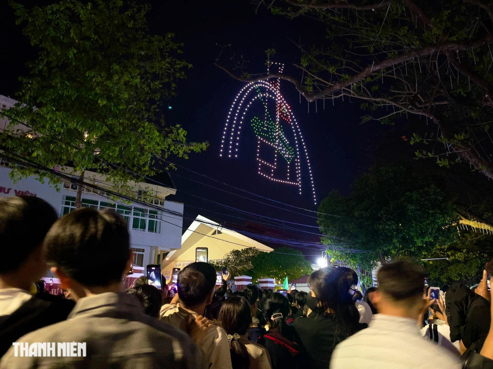 500 drone "vẽ tranh" Tượng đài chiến thắng Buôn Ma Thuột 500 drone "vẽ tranh" Tượng đài chiến thắng Buôn Ma Thuột