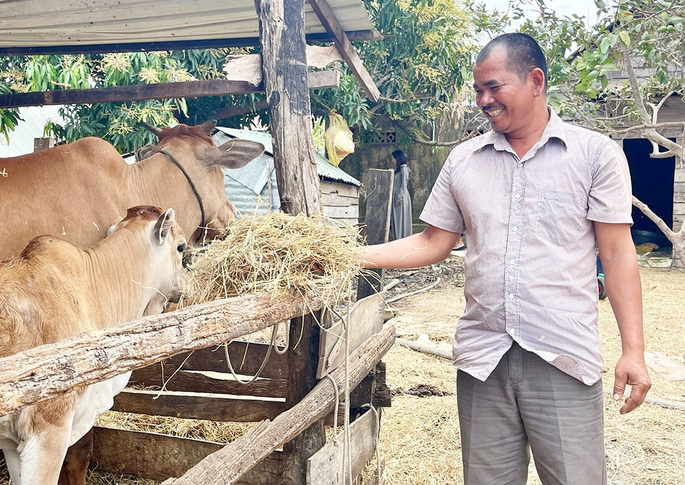 Ông Siu Thuyn (làng Plei Plôk, xã Ia Ake, huyện Phú Thiện) sau khi trở về quê hương đã tu chí làm ăn, thu nhập mỗi năm 500-600 triệu đồng. Ảnh: M.P gia-tu-mien-dat-hua-dd.jpg