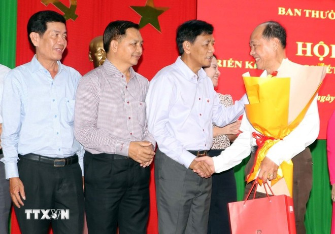 Sóc Trăng công bố quyết định nghỉ hưu trước tuổi với các cán bộ lãnh đạo. Ảnh: Trung Hiếu/TTXVN 3cong-bo-quyet-dinh-nghi-huu-truoc-tuoi-voi-cac-can-bo-lanh-dao-1603.jpg