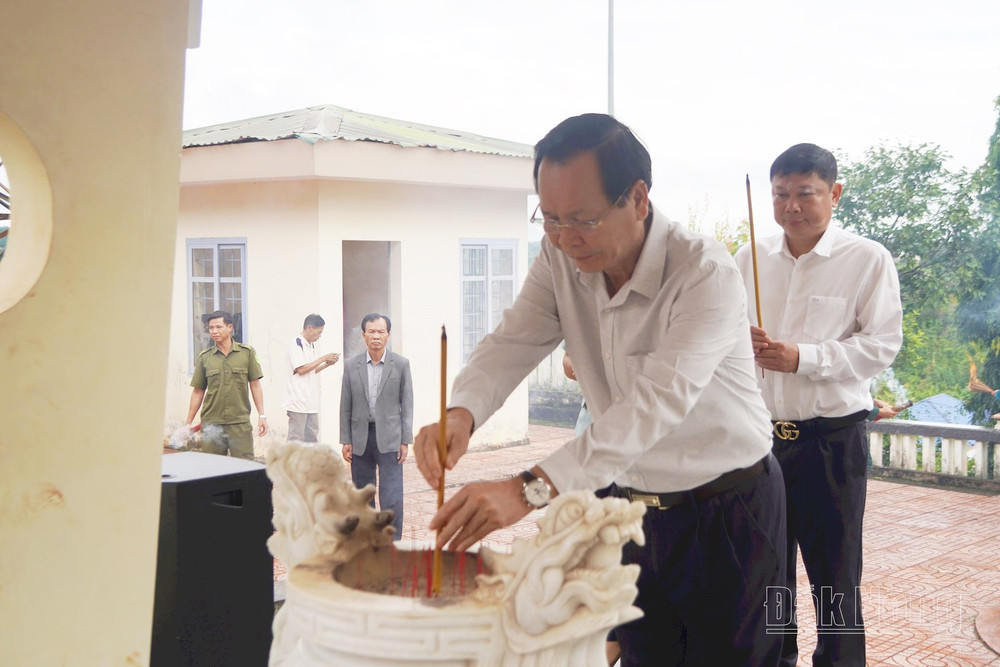 Chiến thắng Đức Lập được đánh đổi bằng sự hi sinh xương, máu của bộ đội chủ lực, quân và dân Đức Lập nay là Đắk Mil nói riêng, tỉnh Đắk Nông nói chung. (Ảnh: Đồng chí Ngô Thanh Danh, Bí thư Tỉnh ủy, Trưởng Đoàn ĐBQH tỉnh đặt vòng hoa, dâng hương tưởng nhớ các liệt sĩ hi sinh tại Di tích lịch sử quốc gia địa điểm chiến thắng Đồi 722, ở xã Đắk Sắk, huyện Đắk Mil) chien-thang-duc-lap-dd.jpg