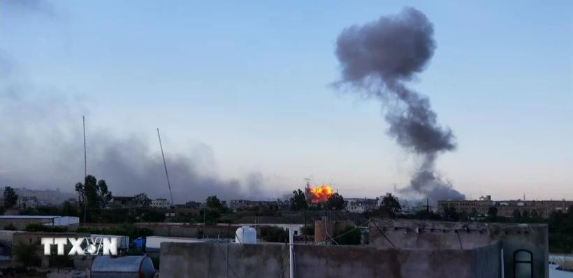 Khói bốc lên sau cuộc không kích nhằm vào các vị trí của lực lượng Houthi ở Sanaa, Yemen. Ảnh: THX/TTXVN iran-canh-bao-dap-traddd.jpg