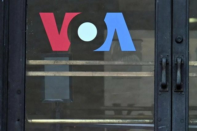 Cánh cửa đã khóa tại tòa nhà của VOA ở Washington DC hôm 16.3. ẢNH: REUTERS Cánh cửa đã khóa tại tòa nhà của VOA ở Washington DC hôm 16.3. ẢNH: REUTERS