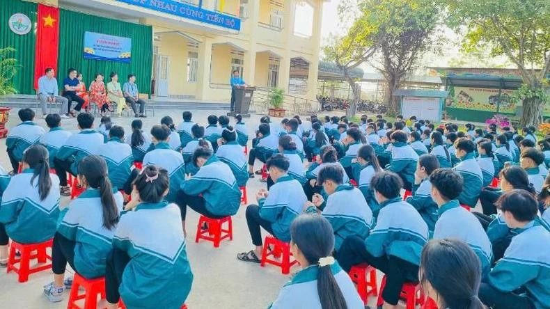 Buổi lễ tuyên dương, khen thưởng đột xuất ba em học sinh có hành động đẹp, nhặt được của rơi, trả lại người đánh mất. 2hs.jpg