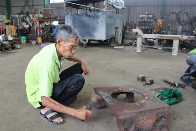 Ở tuổi U.70 cụ Hai vẫn còn miệt mài ở công xưởng để làm việc mưu sinh. ẢNH: QUANG VIÊN Ở tuổi U.70 cụ Hai vẫn còn miệt mài ở công xưởng để làm việc mưu sinh. ẢNH: QUANG VIÊN