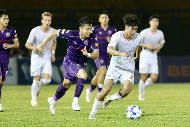 CLB Thể Công Viettel (áo trắng) ngược dòng đánh bại Bình Dương để vươn lên đứng thứ 2. ẢNH: KHẢ HÒA CLB Thể Công Viettel (áo trắng) ngược dòng đánh bại Bình Dương để vươn lên đứng thứ 2. ẢNH: KHẢ HÒA
