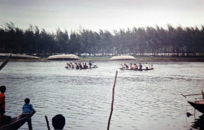 Cuộc đua thuyền ở Hội An, năm 1994. Mái chèo là ván và các mảnh gỗ khác, nhưng người chèo thuyền đã dùng rất nhiều sức mạnh vào chúng. ẢNH: SIMON O'REILLY Cuộc đua thuyền ở Hội An, năm 1994. Mái chèo là ván và các mảnh gỗ khác, nhưng người chèo thuyền đã dùng rất nhiều sức mạnh vào chúng. ẢNH: SIMON O'REILLY