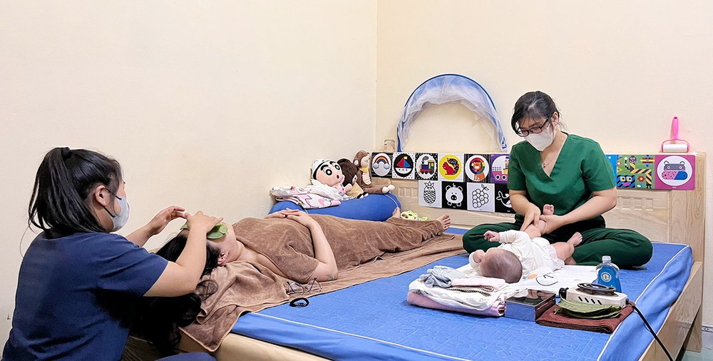 Dịch vụ chăm sóc mẹ và bé tại nhà được nhiều bà mẹ ưa chuộng. Ảnh: H.H 22-4333.jpg