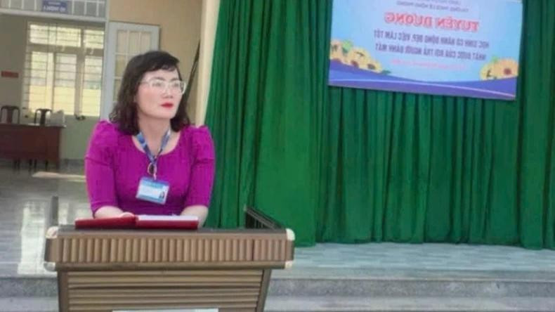 Cô giáo Nguyễn Thị Thái, Bí thư chi bộ, Hiệu trưởng nhà trường đã biểu dương hành động ý nghĩa của ba em học sinh khi nhặt được của rơi, nhờ người tìm người đánh mất để trả lại. 4hsinh.jpg