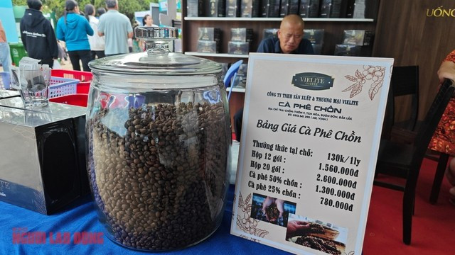 Một ly cà phê phin giấy có giá 130.000 đồng/kg Một ly cà phê phin giấy có giá 130.000 đồng/kg
