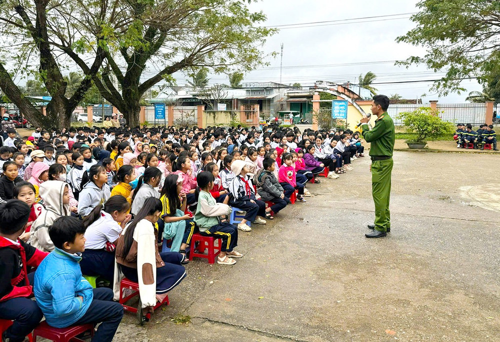 Các em học sinh Trường Tiểu học và THCS Phan Bội Châu (xã Phú An) được tuyên truyền, phổ biến kiến thức về PCCC, CNCH. Ảnh: Ngọc Minh 2nm.jpg