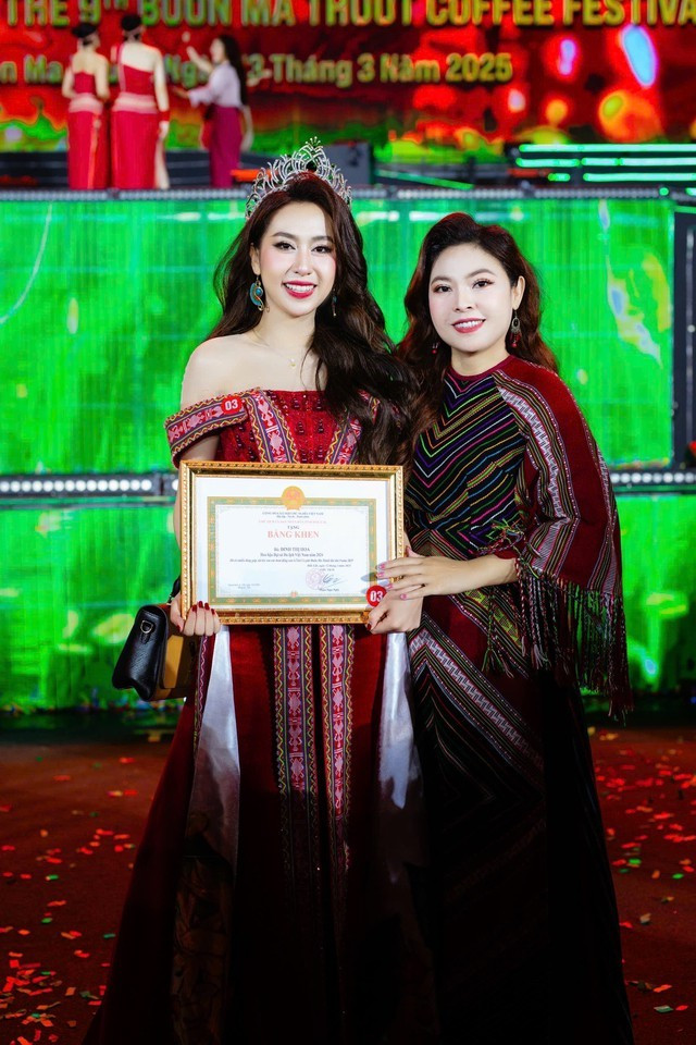 Hoa hậu đại sứ du lịch Việt Nam 2024 Đinh Thị Hoa và diễn viên, nhà sản xuất Kim Thanh Thảo Hoa hậu đại sứ du lịch Việt Nam 2024 Đinh Thị Hoa và diễn viên, nhà sản xuất Kim Thanh Thảo