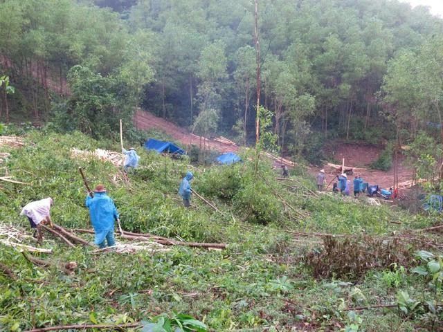 Bà con đồng bào Hrê cặm cụi làm việc giữa trời lất phất mưa bay. ẢNH: TRANG THY lenrungdd.jpg