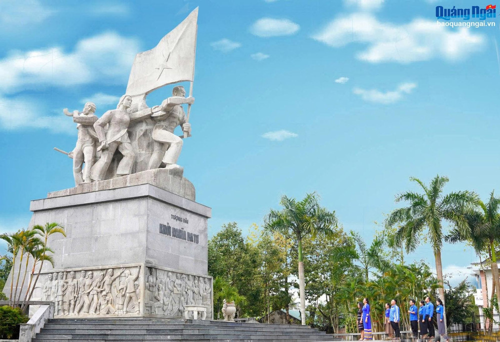 Tượng đài Khởi nghĩa Ba Tơ là điểm đến của nhiều thanh niên trong những ngày tháng Ba lịch sử. 6a.jpg