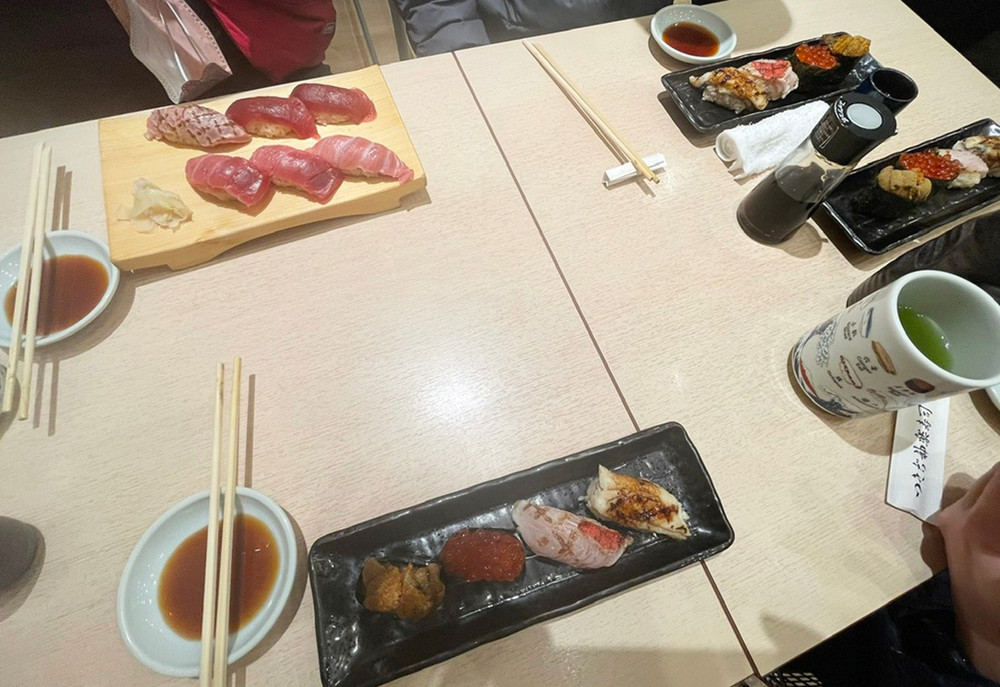 Trên bàn ăn Sushi. Ảnh: T.P 22-9638.jpg