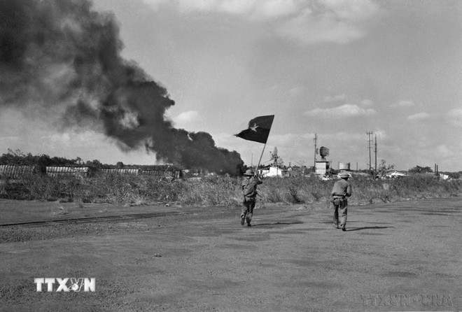 Quân giải phóng tiến vào đánh chiếm sân bay Hòa Bình ở thị xã Buôn Ma Thuột (1975). (Ảnh: TTXVN) 2ps.jpg