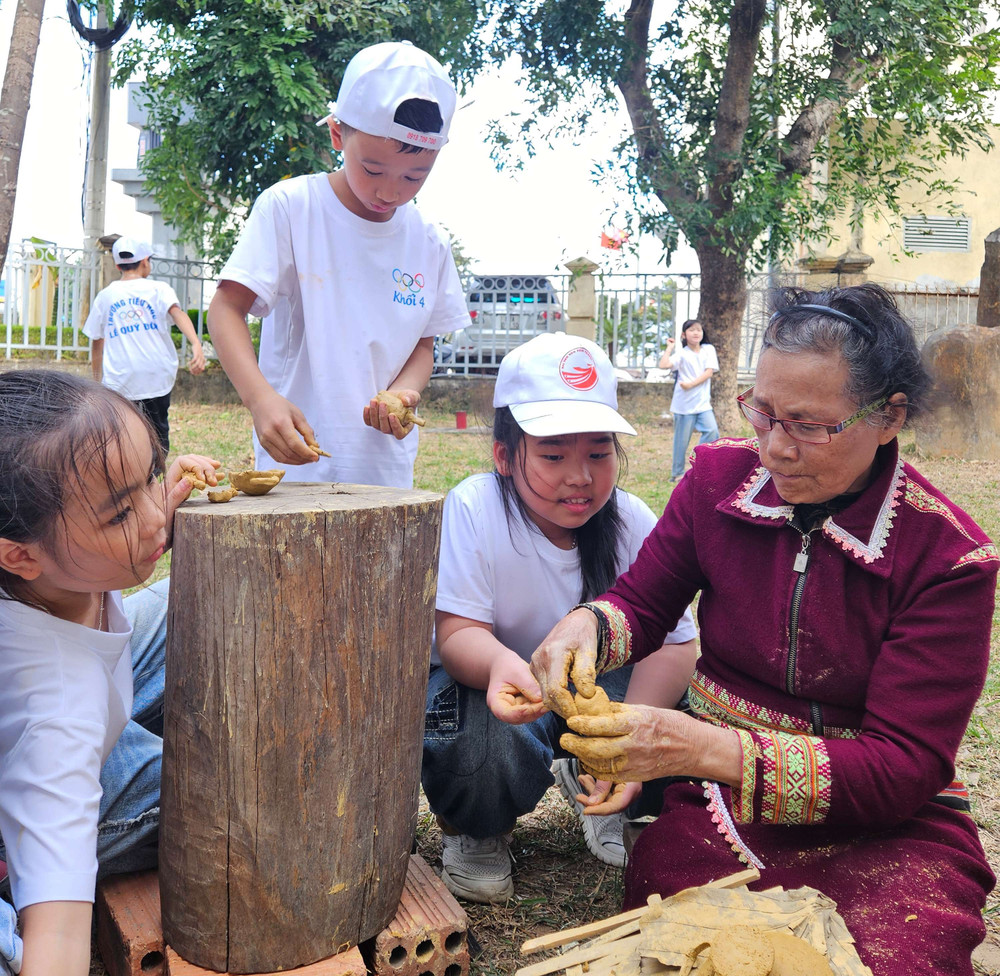 Nghệ nhân Ưu tú Y Ber. Ảnh: T.N noi-nghedd.jpg