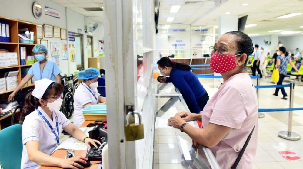 Người dân đăng ký khám bệnh có BHYT tại một bệnh viện ở TP.HCM. Ảnh: DUYÊN PHAN/ Nguồn TTO 1.jpg