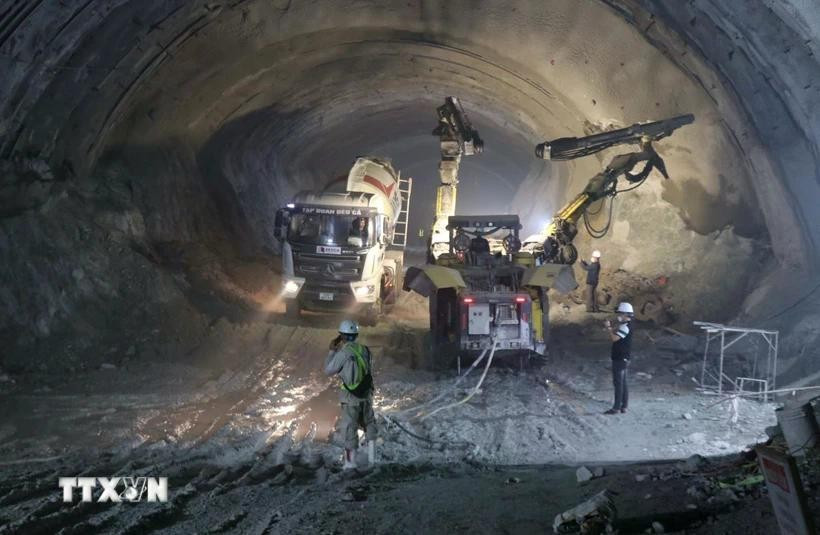 Thi công bên trong ống hầm số 3 thuộc gói thầu XL3 cao tốc Quảng Ngãi-Hoài Nhơn. (Ảnh: Phạm Cường/TTXVN) lap-7-doan-kiem-tradd.jpg
