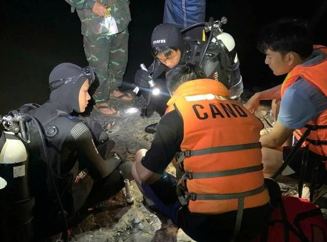 Các chiến sĩ Phòng Cảnh sát PCCC-CHCN, Công an tỉnh Đắk Lắk đang tìm kiếm nạn nhân hs.jpg