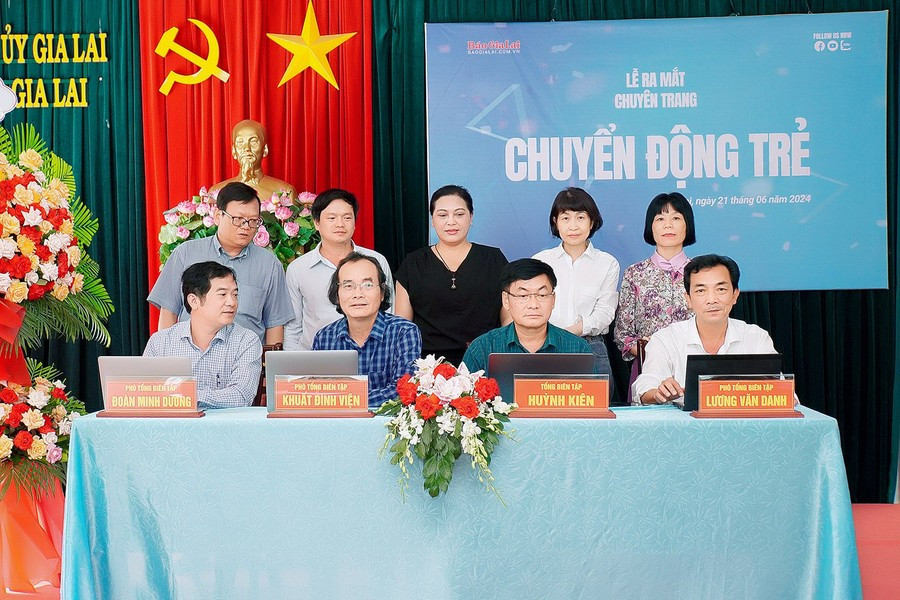 Ban Biên tập Báo Gia Lai bấm nút xuất bản những tin, bài đầu tiên trên chuyên trang Chuyển động trẻ. Ảnh: Đ.T ban-bien-tap-bao-gia-lai-bam-nut-xuat-ban-nhung-tin-bai-dau-tien-tren-chuyen-trang-chuyen-dong-tre-3350.jpg