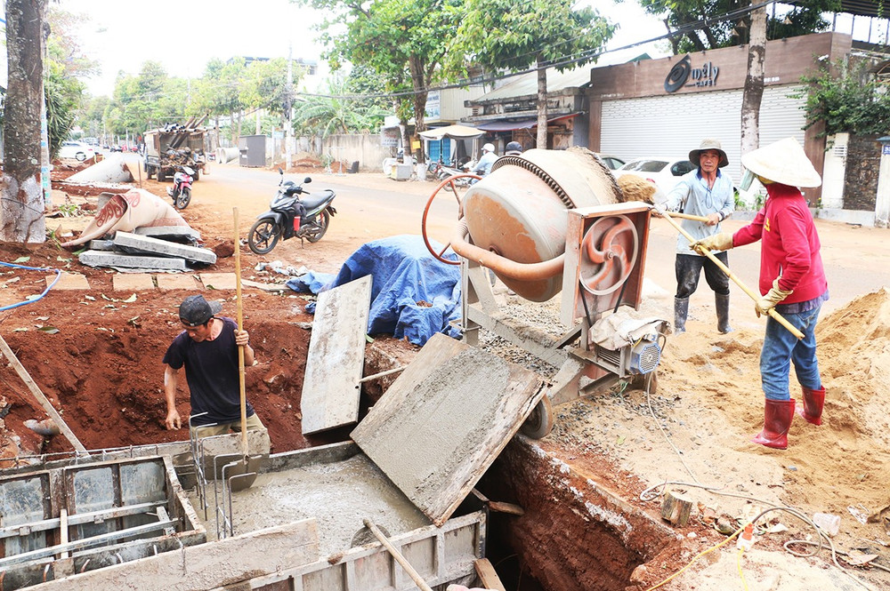 Đơn vị thi công đang triển khai các hạng mục như: hố ga, ống cống, đào mở rộng nền đường dự án đường Quyết Tiến. Ảnh: Q.T 2don-vi-thi-cong-dang-trien-khai-cac-hang-muc-nhu-ho-ga-ong-cong-dao-mo-rong-nen-duong-du-an-duong-quyet-tien.jpg