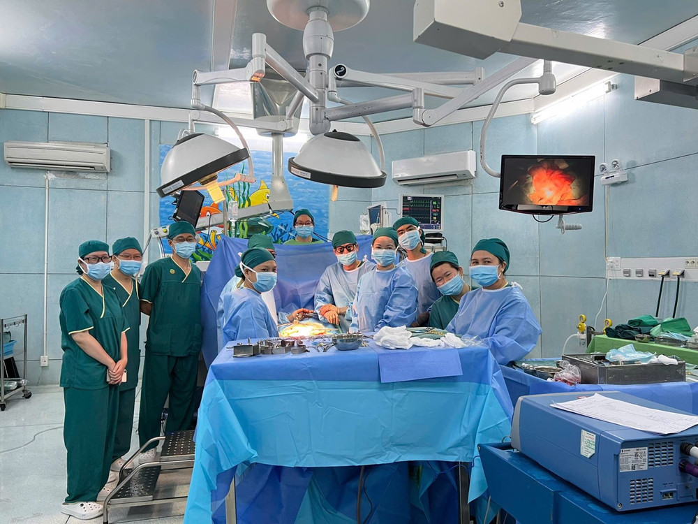 Ê kíp bác sĩ Bệnh viện Nhi đồng 2 (TP Hồ Chí Minh) thực hiện thành công ca ghép tạng cho bé trai 13 tuổi từ tạng hiến người chết não. Ảnh: BVCC. Ê kíp bác sĩ Bệnh viện Nhi đồng 2 (TP Hồ Chí Minh) thực hiện thành công ca ghép tạng cho bé trai 13 tuổi từ tạng hiến người chết não. Ảnh: BVCC.